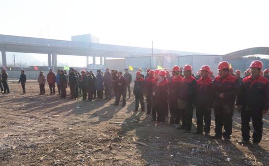 揚(yáng)鞭策馬喜圓發(fā)展夢(mèng)，萬眾一心共筑新長城